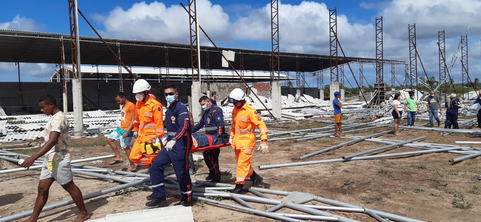 Bombeiros e socorristas do Samu resgatam feridos em desabamento na Grande Natal — Foto: CBM/Cedida