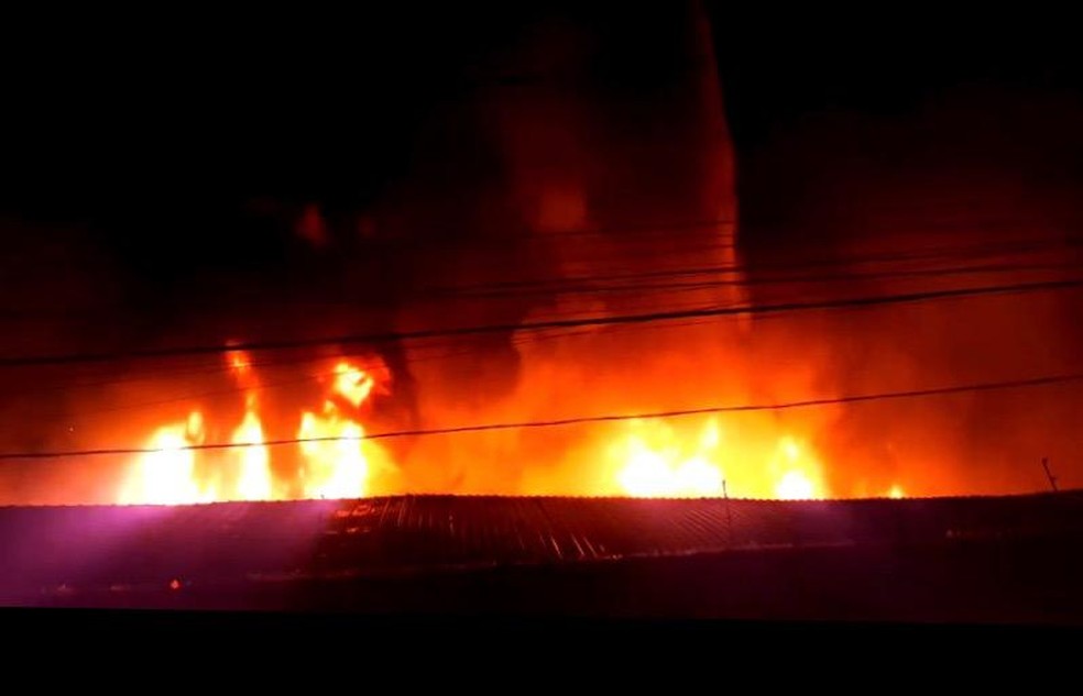 Incêndio começou durante a madrugada em fábrica de tecidos na Grande BH — Foto: Corpo de Bombeiros/Divulgação