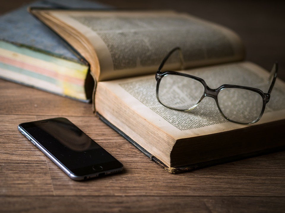 App, livro, celular (Foto: Pixabay/ DariuszSankowski/ Creative Commons)