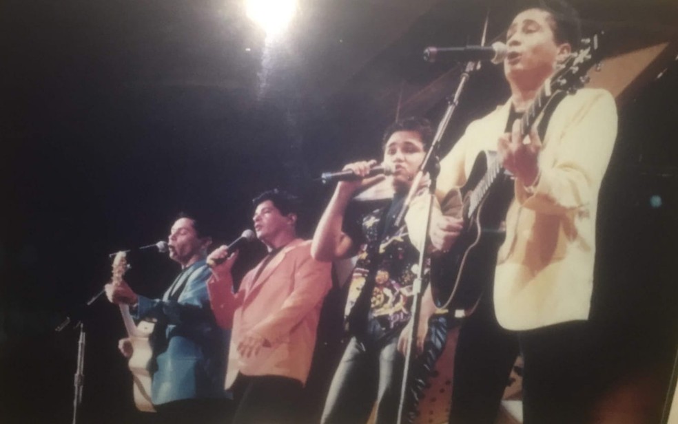Alessandro Costa cantando ao lados dos irmãos Leandro & Leonardo e Calos — Foto: Arquivo pessoal