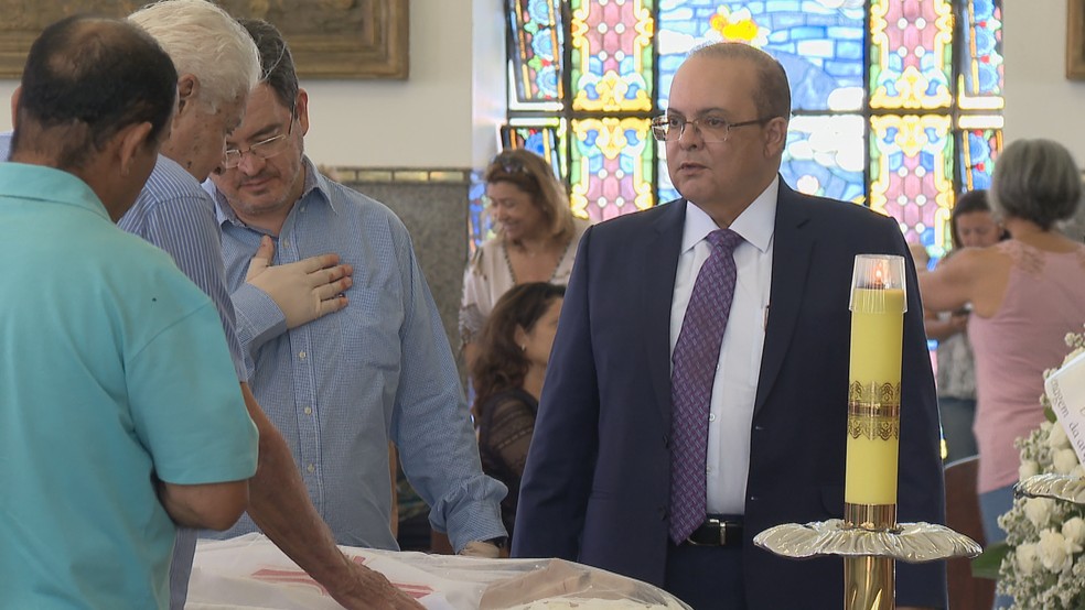 Governador do DF, Ibaneis Rocha, durante velório do padre Casemiro — Foto: TV Globo/Reprodução