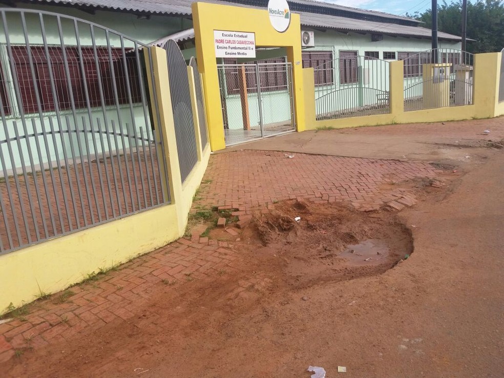 Moradora disse que fica revoltada com a situaçãoem que a rua se encontra (Foto: Vangela Ferreira/Arquivo pessoal)