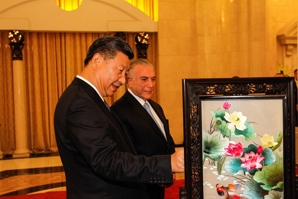 O presidente da China, Xi Jiping presenteia Michel Temer com um quadro após receber uma camisa da Seleção autografada por Pelé (Foto: Beto Barata/PR)