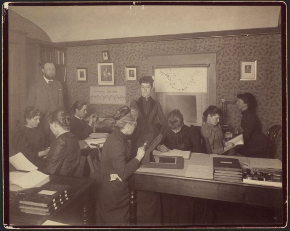 As mulheres "computadores de Harvard", com o astrônomo Edward Charles Pickering — Foto: Harvard University Archives via BBC
