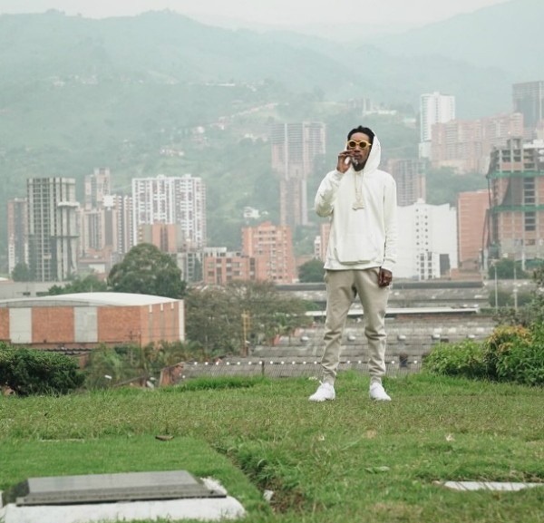 Wiz Khalifa fumando na Colômbia (Foto: Reprodução Instagram)