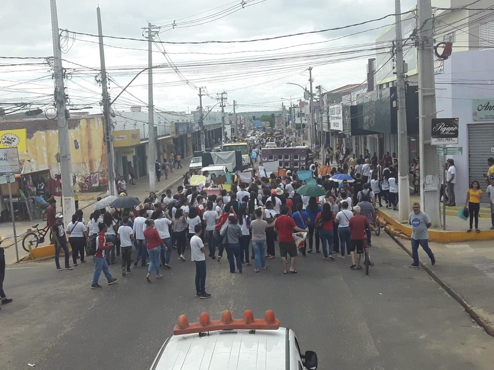 Manifestantes saÃ­ram pelas ruas de Assu, no Oeste potiguar, para protestar contra os cortes na educaÃ§Ã£o â€” Foto: Cedida