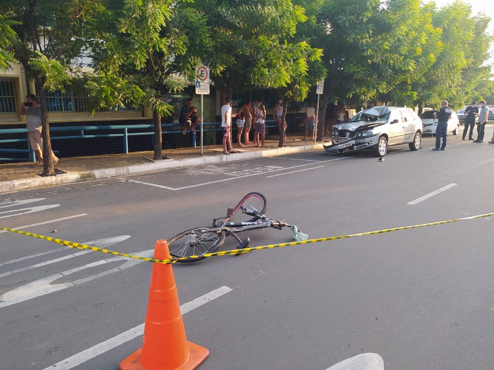 Ciclista morre após ser atropelado por automóvel na Zona Sul de Teresina — Foto: Andrê Nascimento/ G1 PI