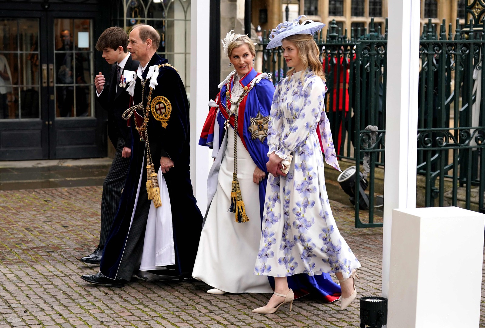 O duque e a duquesa de Edimburgo chegam com Lady Louise Windsor e o conde de Wessex à Abadia de Westminster — Foto: Andrew Milligan / POOL / AFP