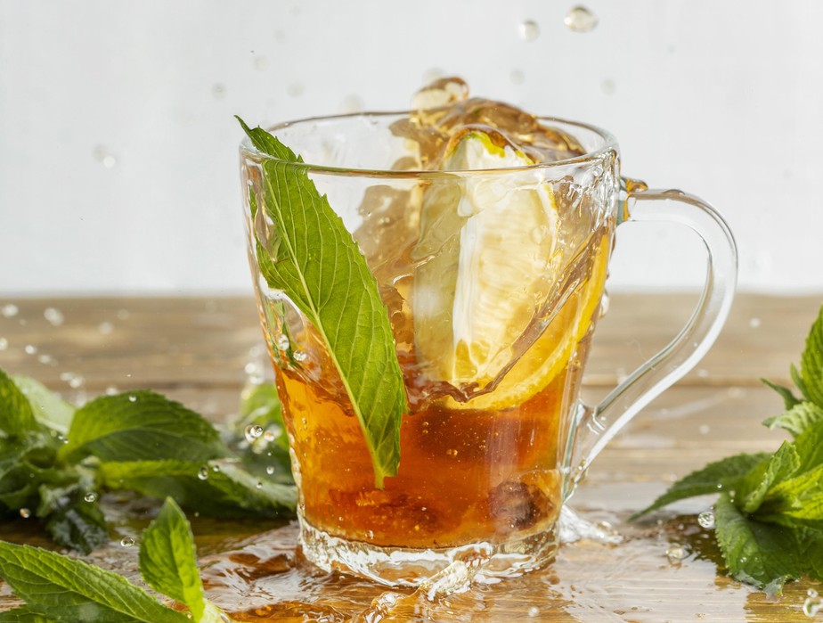O chá gelado pode ser servido refrigerado ou com pedras de gelo