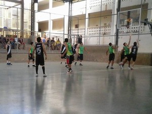 Campeonato Acreano de Basquete adulto masculino na quadra do CEBRB (Foto: Divulgação/Feab)