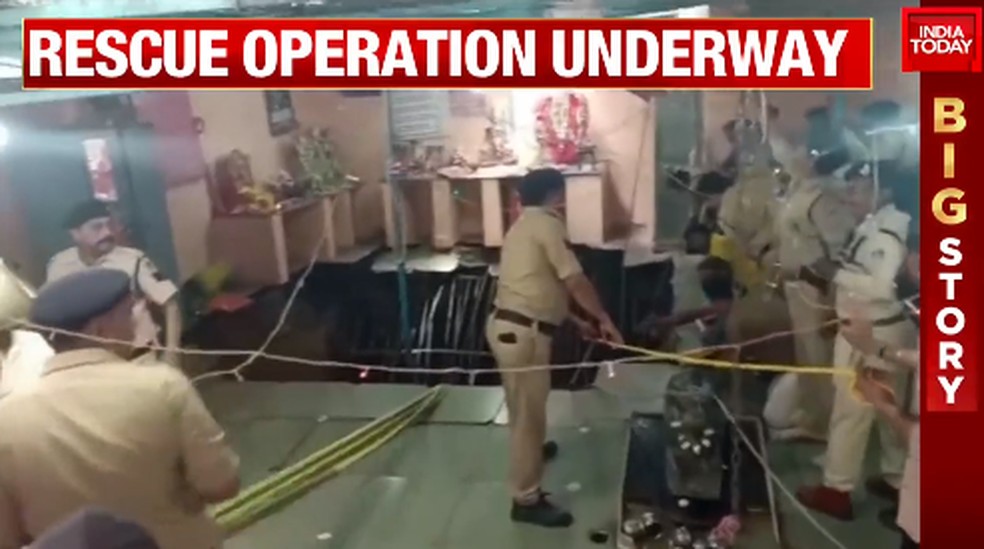 Piso de templo na &Iacute;ndia desabou em 30 de mar&ccedil;o de 2023 &mdash; Foto: Twitter (@IndiaToday) / Reprodu&ccedil;&atilde;o de v&iacute;deo