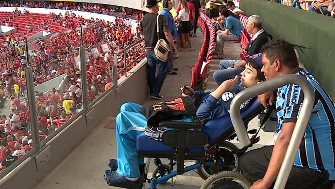 Menino tetraplégico recebe convite de colorado e vai ao Gre-Nal pela 1ª vez