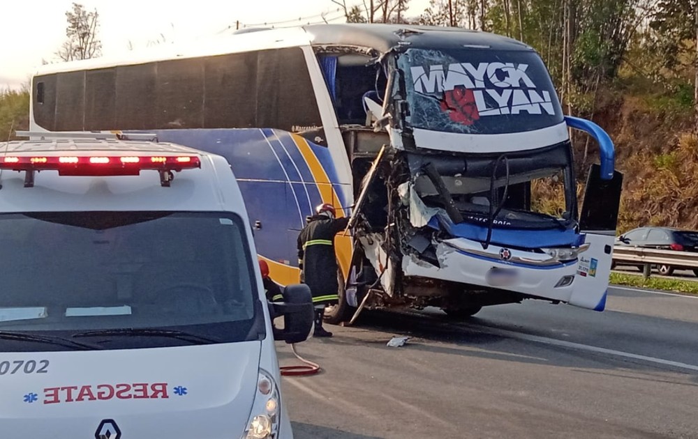 Ônibus da dupla  Mayck & Lyan bate em caminhão no interior de SP