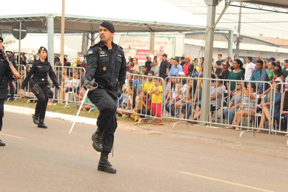 Policial marcha impondo espada durante desfile militar em Porto Velho. (Foto: Pedro Bentes/G1)