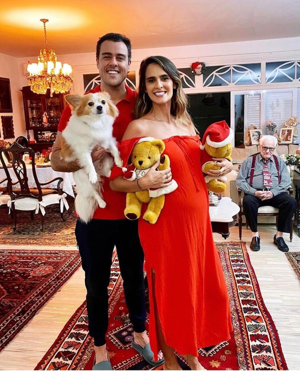 Joaquim Lopes, Marcella Fogaca e seu barrigão de gêmeos  — Foto: Reprodução/Instagram