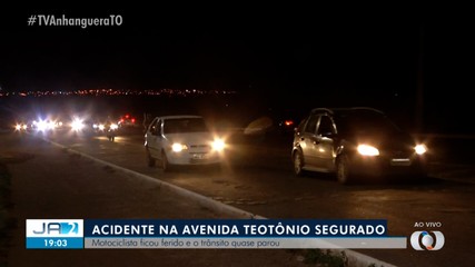 Motociclista fica ferida após acidente na Avenida Teotônio Segurado