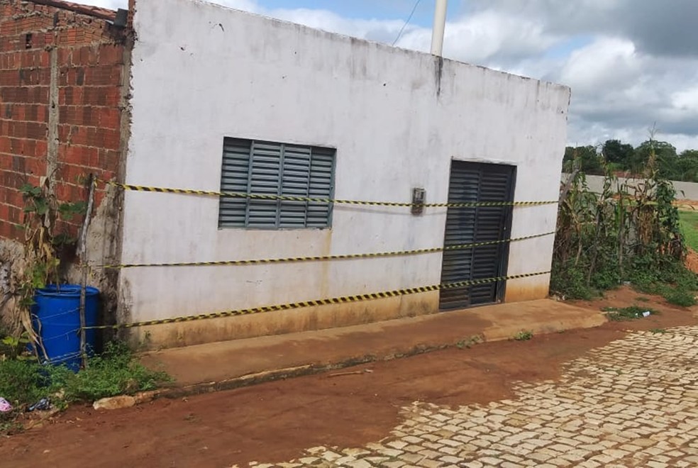Mulher foi morta dentro de casa, na comunidade rural Vila SÃ£o Bernardo, em LuÃ­s Gomes â€” Foto: PMRN/DivulgaÃ§Ã£o