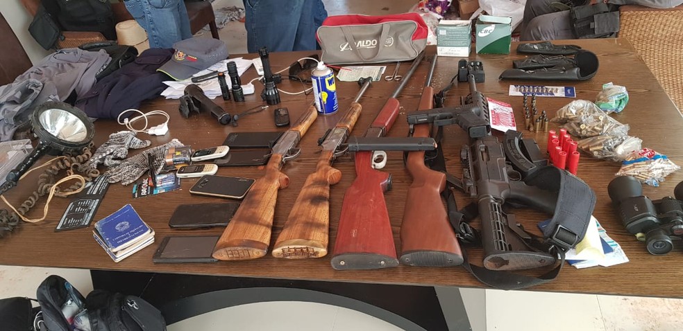 Armas de diversos calibres foram apreendidas com a quadrilha  Foto: Ciopaer/Divulgao