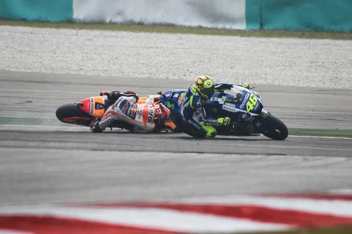 Marc Márquez cai após se tocar com Valentino Rossi no GP da Malásia de MotoGP (Foto: Divulgação)