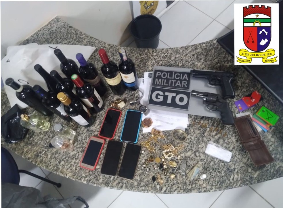 Armas e materiais roubados em arrastão a casa de prefeito no interior do RN — Foto: Cedida