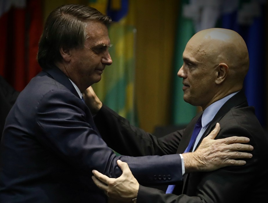 O presidente Jair Bolsonaro cumprimenta o ministro Alexandre de Moraes durante evento no TST em maio
