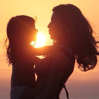 Grazi Massafera postou uma foto com a filha para celebrar o Dia das Mães. Veja como as famosas homenagearam seus filhos e mães neste domingo