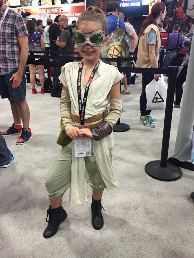 Menina fantasiada de Rey, do Star Wars, na Comic-Con (Foto: Keely Flaherty / BuzzFeed)
