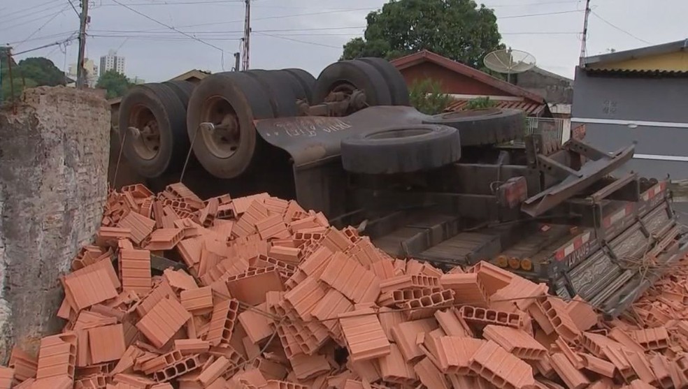 Motorista contou que para não provocar um acidente mais grave jogou o veículo contra o muro da marginal em Marília (Foto: Robson do Carmo/ TV TEM )
