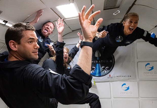 Tripulantes da nave da SpaceX que entrou em órbita (Foto: Divulgação Inspiration4/John Kraus)