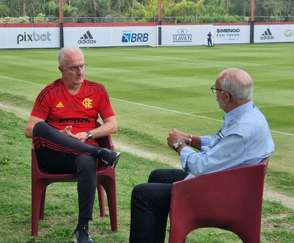 Júnior entrevistou Dorival Júnior no Ninho do Urubu, CT do Flamengo — Foto: Fred Huber