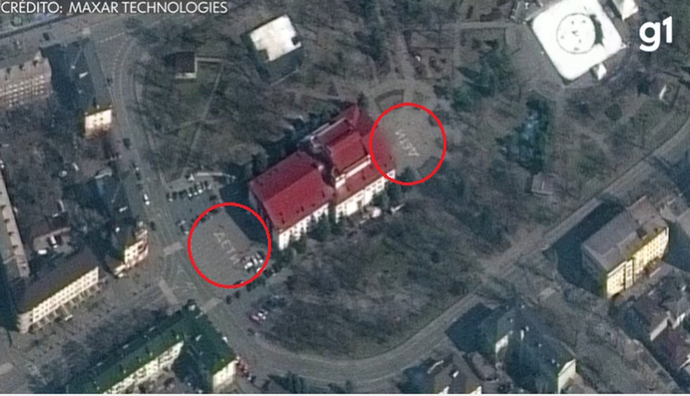 Imagem de satélite do teatro Mariupol antes do bombardeio mostra a palavra 'crianças' — Foto: Reprodução