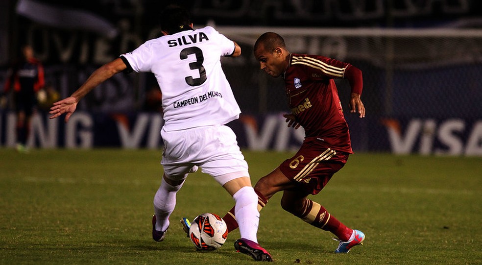 Carlinhos em ação contra o Olimpia no jogo de volta no Paraguai em 2013 — Foto: Nelson Perez / Fluminense FC