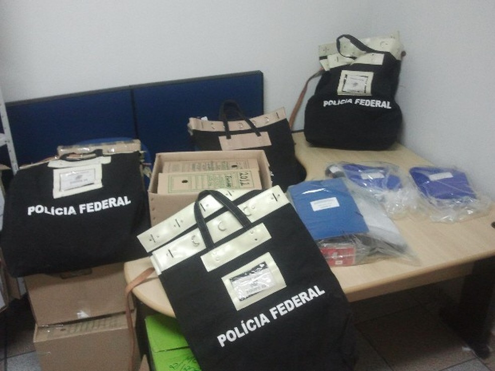 Polícia Federal fez apreensão de documentos e computadores em 2012 durante investigação da fraude — Foto: Renato Ferezim/TV Vanguarda