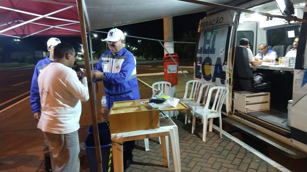 Motoristas foram submetidos ao teste de alcoolemia (Foto: Detran/Ascom)