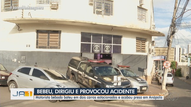 Motorista bbado bate em dois carros estacionados e acaba preso em Anpolis