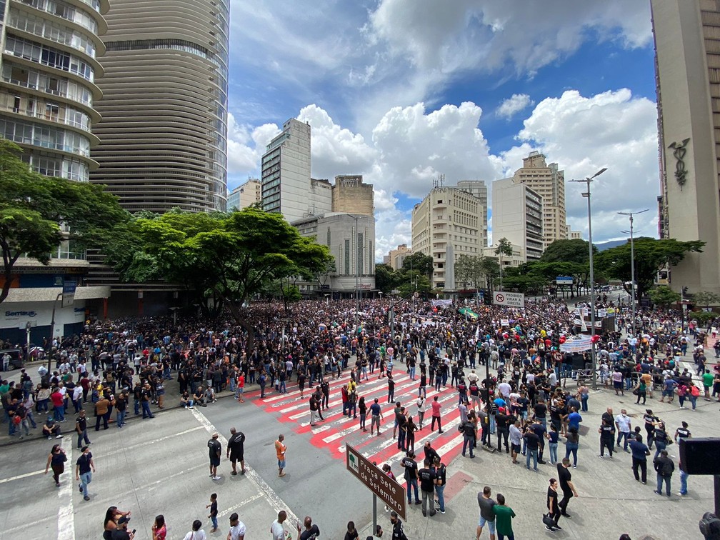 Manifestantes seguiram até a Praça Sete — Foto: Ernande Fiuza/TV Globo