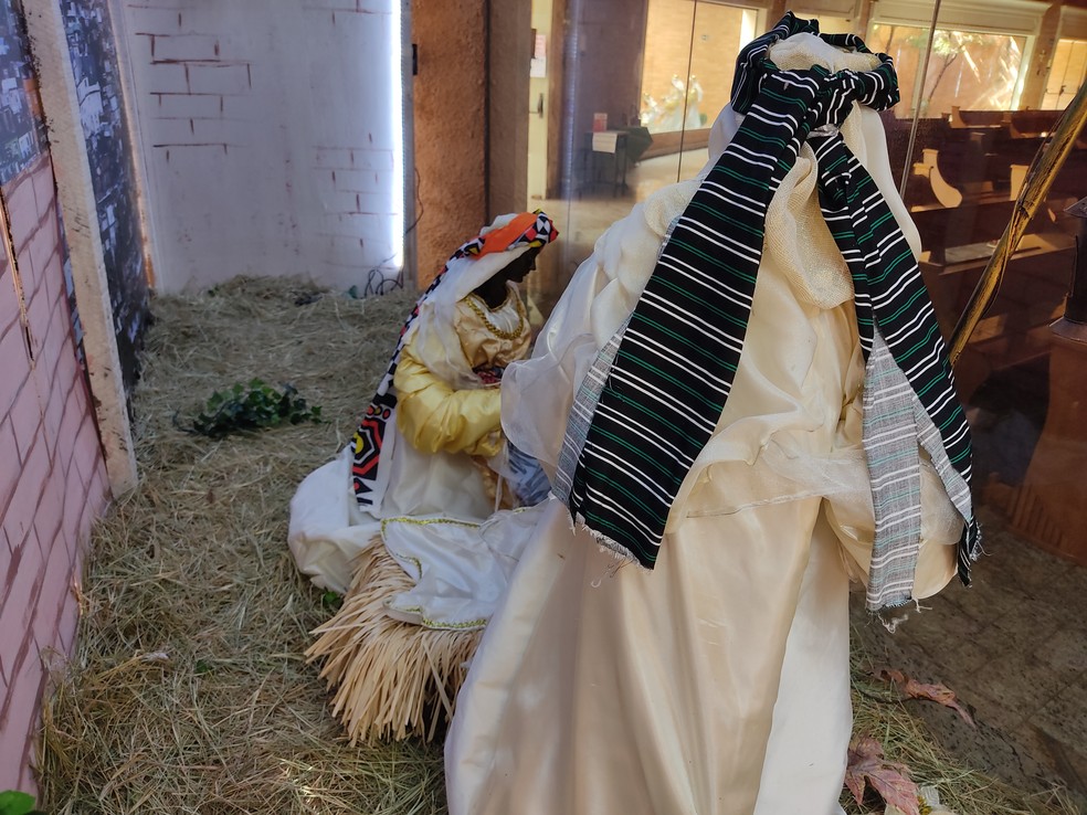 Presépio é montado com Jesus e Maria negros na Paróquia de Santa Rita de Cássia — Foto: Aline Costa/G1
