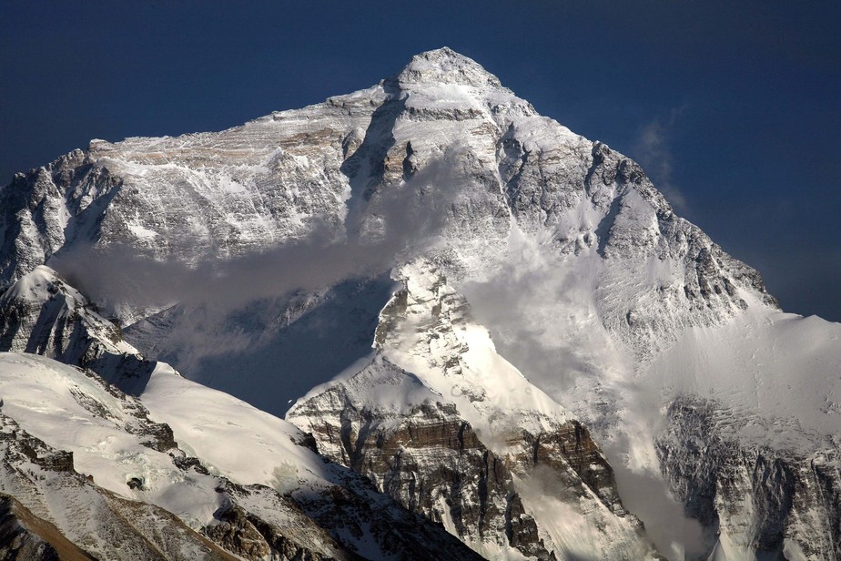 Vista do Monte Everest a partir do Templo de Rongbuk, localizado na região autônoma do Tibete