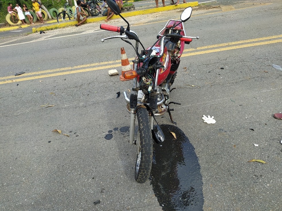 Motocicleta colidiu com viatura da PM em Aliança, na Zona da Mata de Pernambuco — Foto: PRF/Divulgação