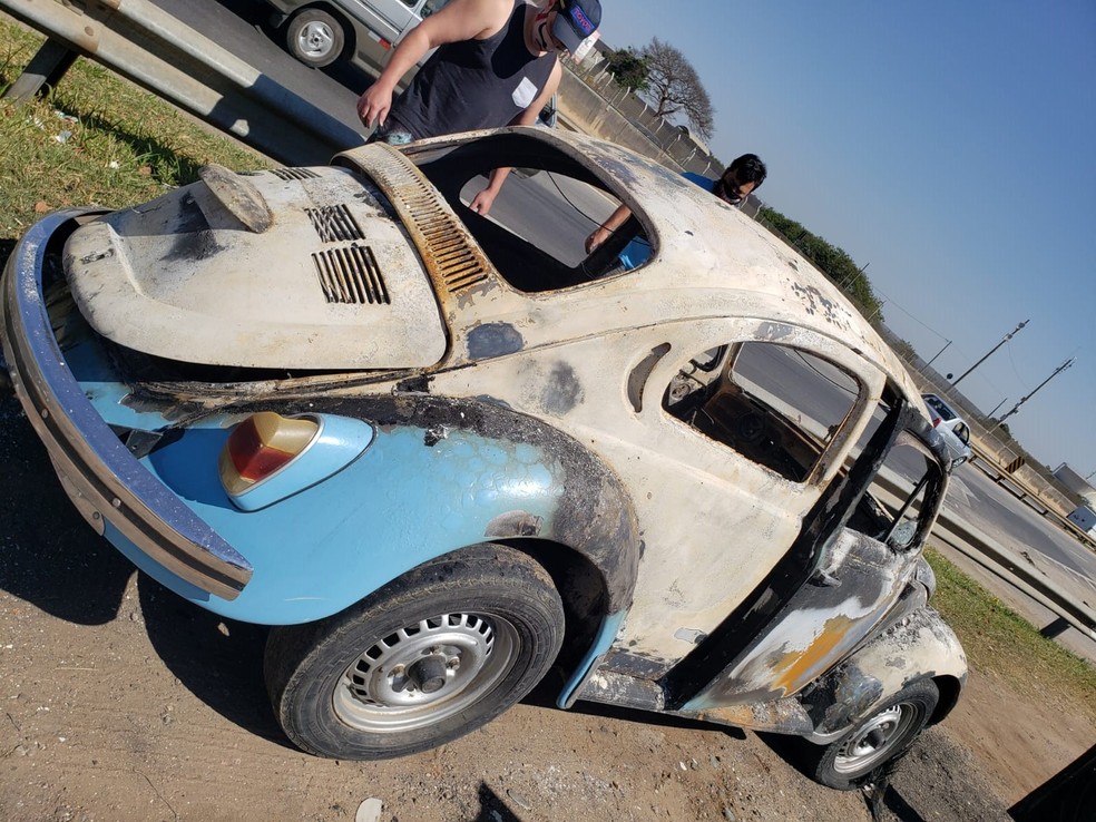 O Fusca de Denis pegou fogo na rodovia Raposo Tavares, em Sorocaba (SP), na segunda-feira (10) após falha mecânica — Foto: Arquivo Pessoal
