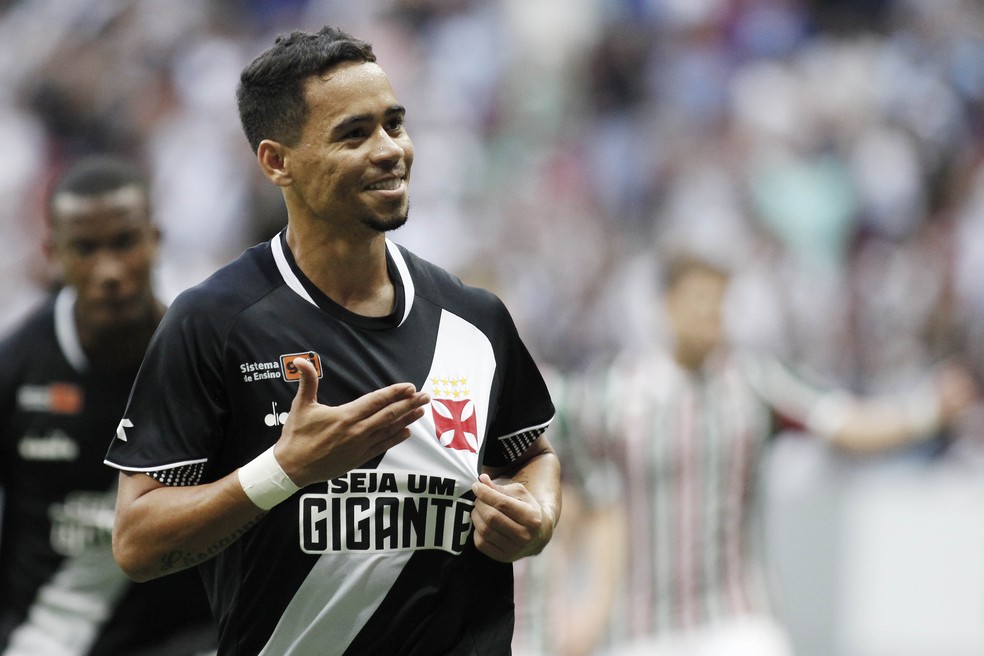Pikachu comemora gol da vitória sobre o Fluminense — Foto: ADALBERTO MARQUES/DIA ESPORTIVO/ESTADÃO CONTEÚDO