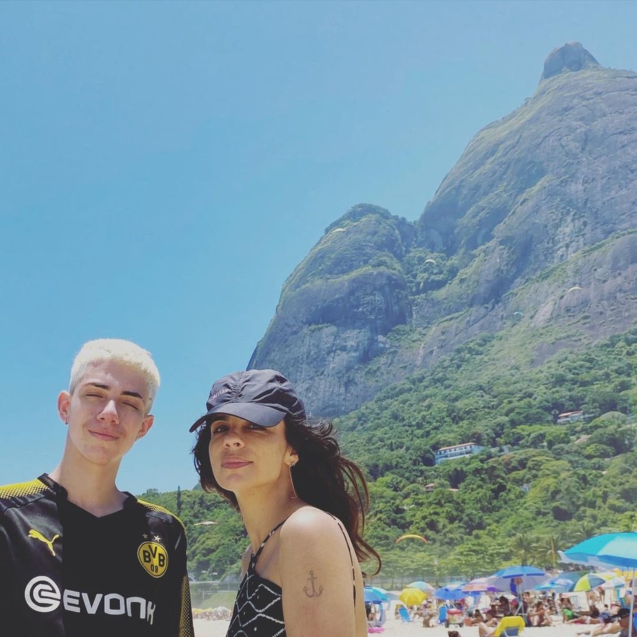 Maria Ribeiro posta foto rara com o irmão | Celebridades | Glamour