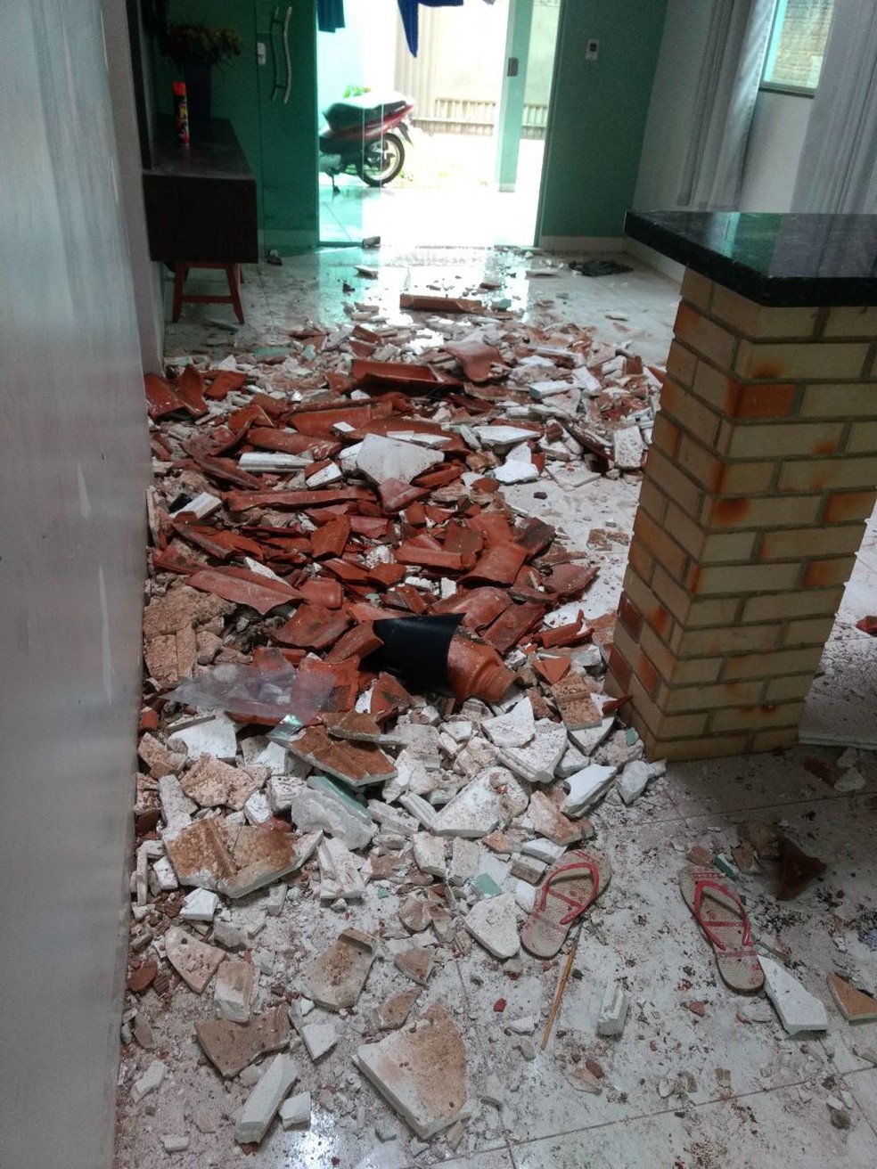 Raio provocou estragos em casa de Araguaína (Foto: Arquivo Pessoal)