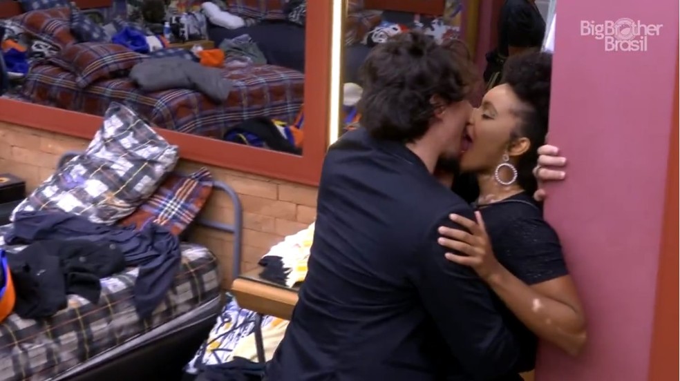 Eliezer e Natália, do BBB 22, em um momento de intimidade — Foto: Reprodução/g1