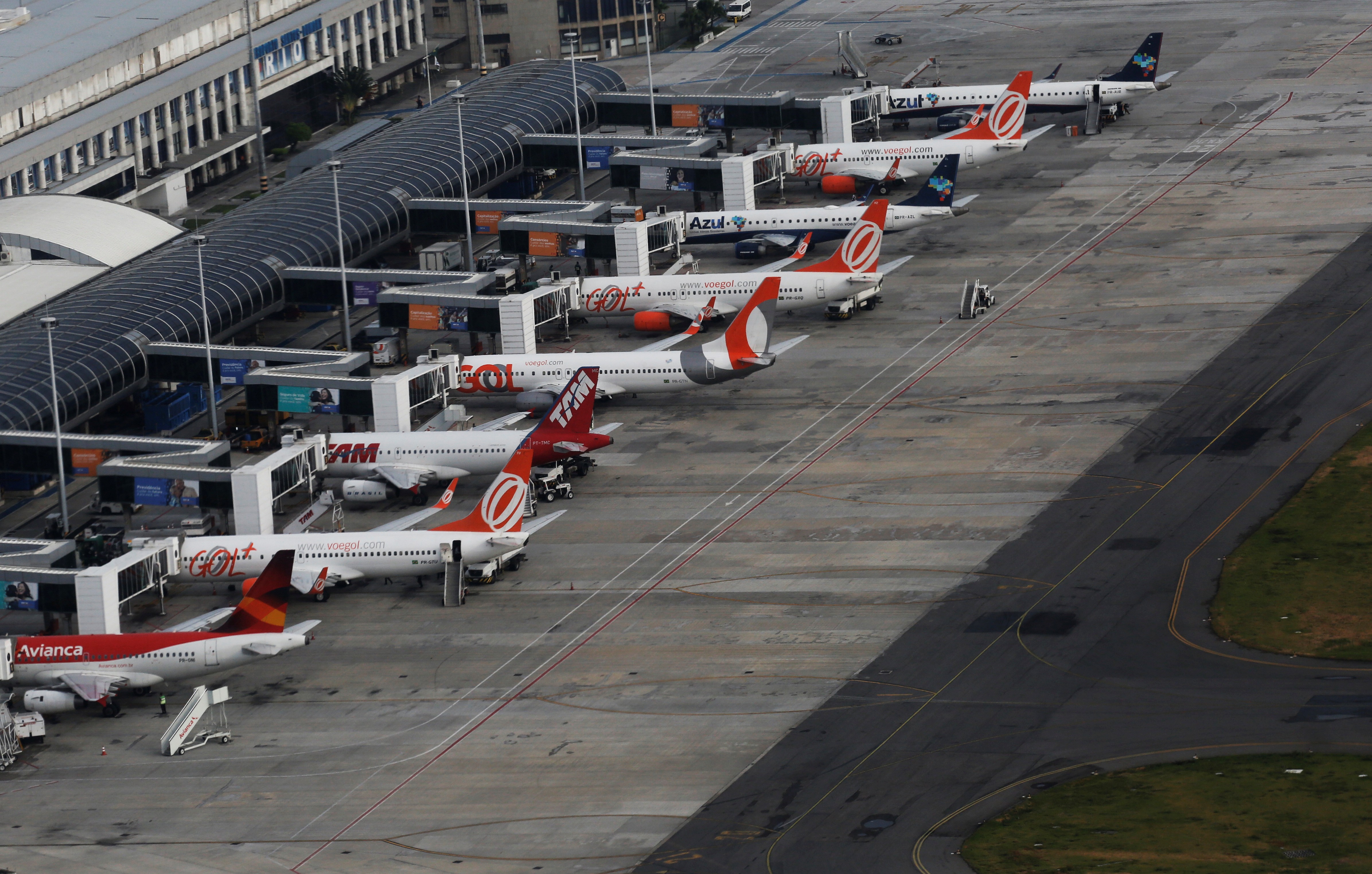 Aviões das companhias aéreas Gol, TAM e Azul estacionados no aeroporto Santos Dumont, no Rio de Janeiro  (Foto: REUTERS/Nacho Doce)