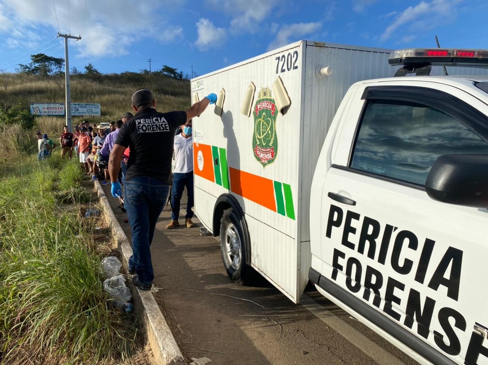 Três homens morreram e outros 15 ficaram feridos após ônibus escolar que transportava time de futebol amador perder o controle e cair em ribanceira em rodovia no interior do Ceará.  — Foto: Ednardo Alves/ SVM