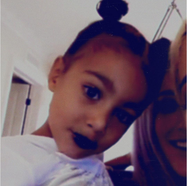 Filha de Kim Kardashian, a pequena North Kardashian de batom preto (Foto: Instagram)