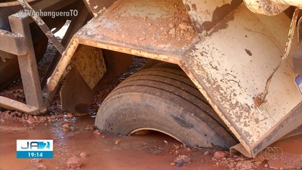 Novo buraco se abre na capital e caminhão fica atolado