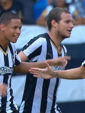 Fernandes, Marcelo Mattos e Rodrigo Pimpão comemoram gol do Botafogo (Foto: Reprodução SporTV)