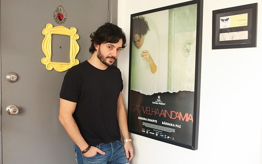 Parede tem cartaz do filme 'Gata Velha Ainda Mia', dirigido por ele e estrelado por Regina Duarte